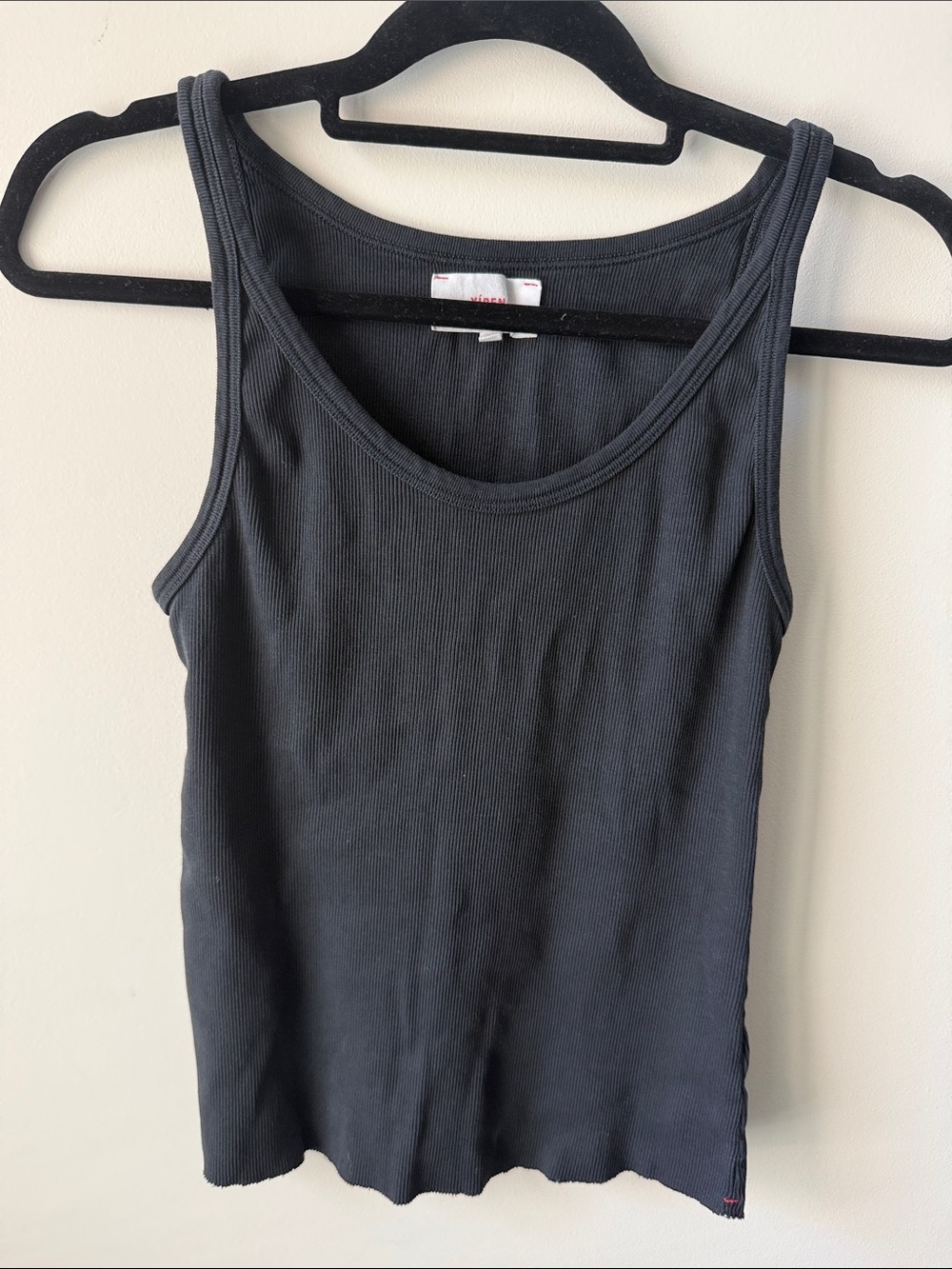 XiRENA Black Ribbed Scoop Tank Top